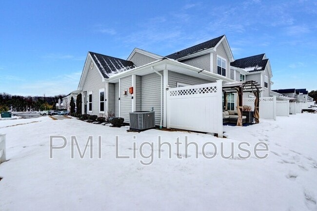 Building Photo - 25 Willow Dr