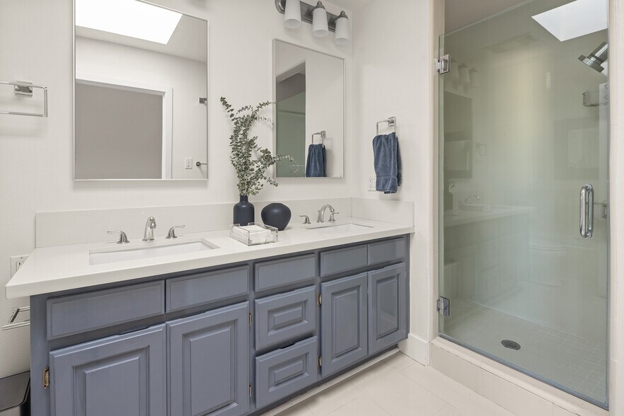 Primary bathroom - 18 N Venice Blvd