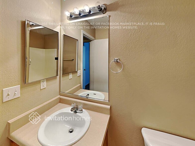 Building Photo - 3035 E Santa Rosa Dr