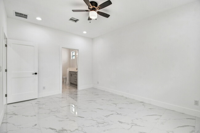 Building Photo - 1403 W 9th St