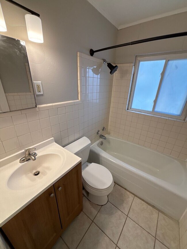 Building Photo - 2150 Saxon St