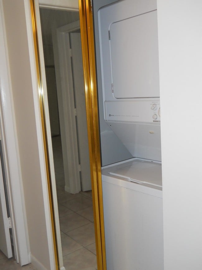 Building Photo - 3955 Village Dr