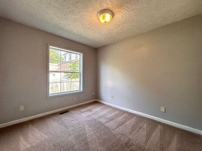 Building Photo - Spacious 4-Bedroom Home W/Sunroom & Large ...