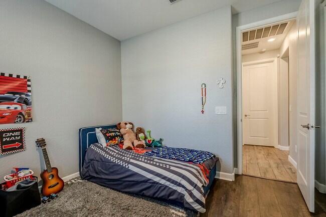 Building Photo - 9935 E Thornbush Ave