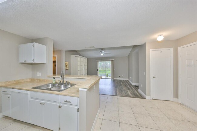Building Photo - 9481 Highland Oak Dr