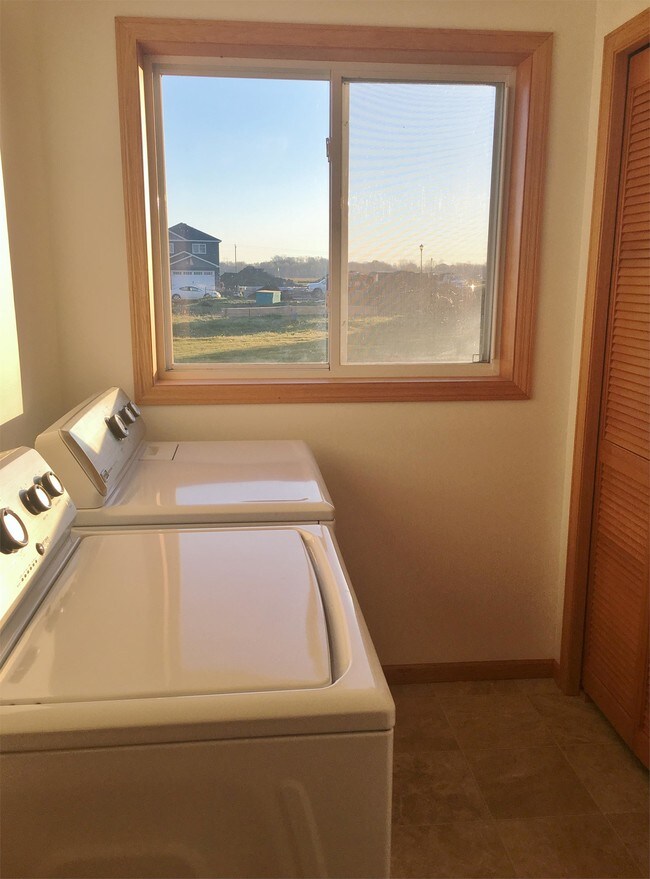 Building Photo - 9136 Goodrich Dr