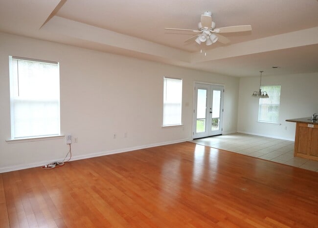 Building Photo - 3658 Linden Cir