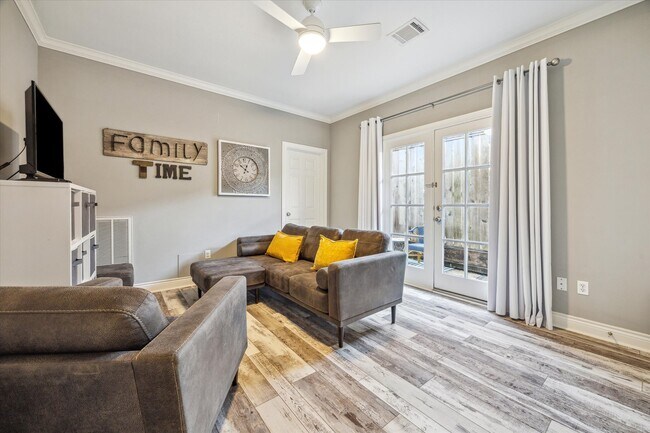 Building Photo - 190 Oak Pl