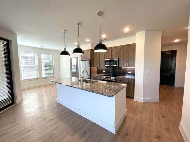 Building Photo - 2425 Central Expy