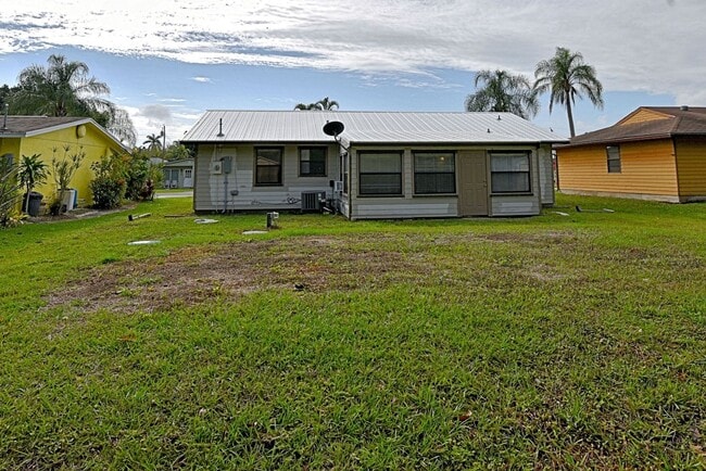 Large back yard - 2953 SE Bamboo St