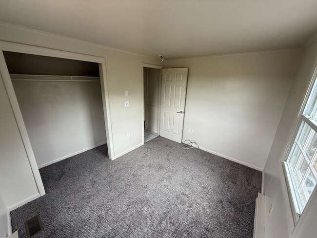 Building Photo - 3 bd / 1.5 bth Single Family Home in Quake...