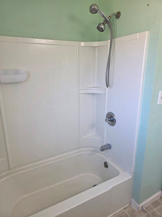 Building Photo - 2 Bedroom with Huge Yard in Springfield