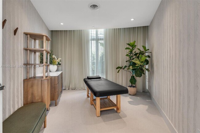 Building Photo - 700 NE 24th St