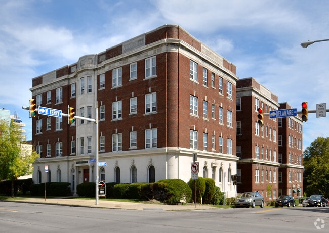 superb location - Delaware / West Ferry Apartments