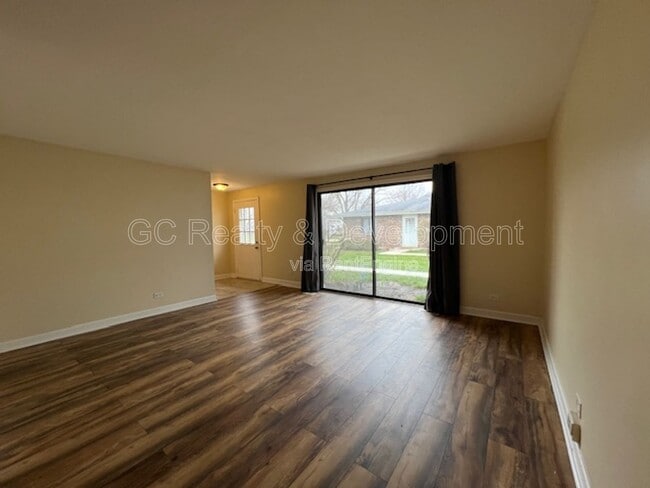 Building Photo - 37 Tonset Ct