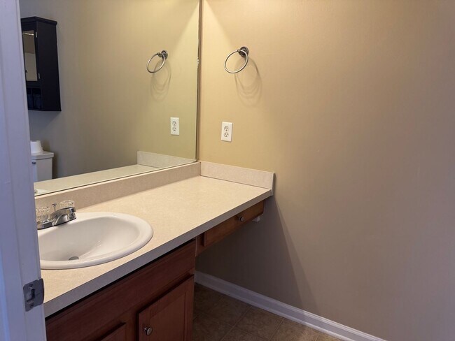 Building Photo - 2BR Townhome in Shadow Glen