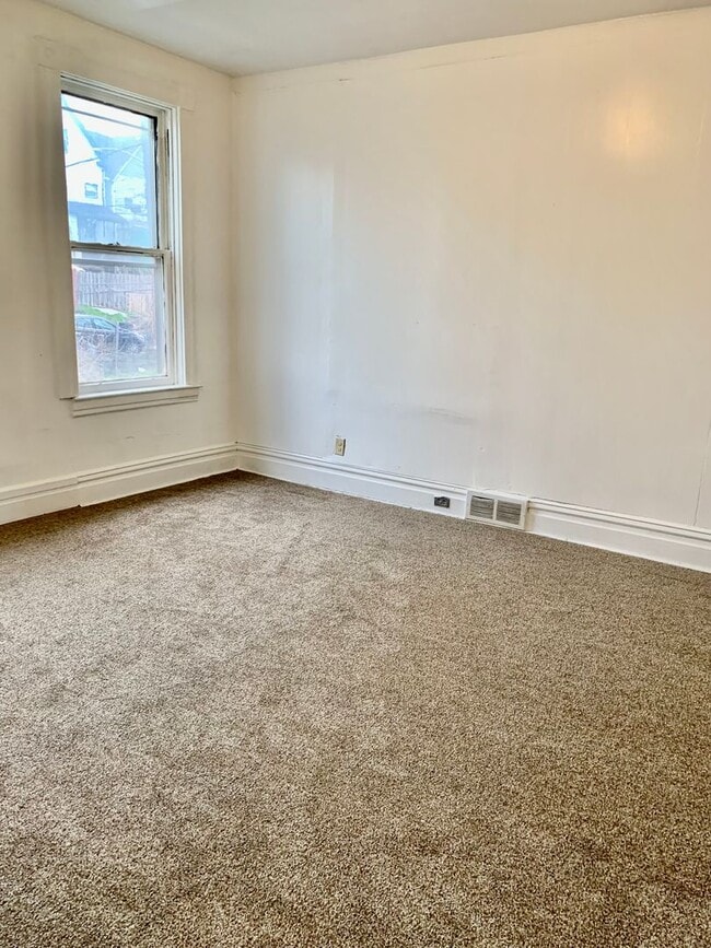 Building Photo - 4 Bed/ 2 Bath Large House in East Pittsburgh