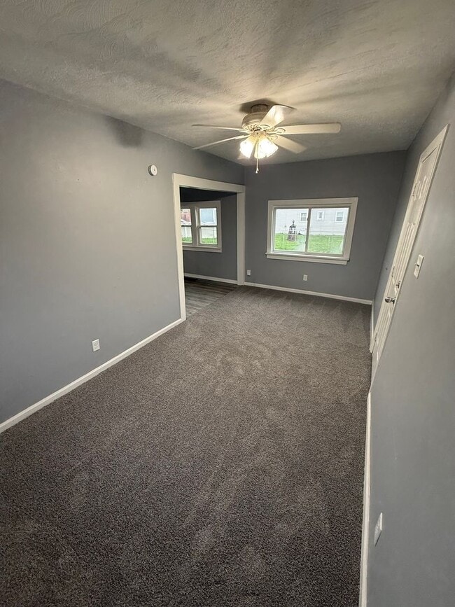 Building Photo - Cute 2 Bedroom Home with Large yard!