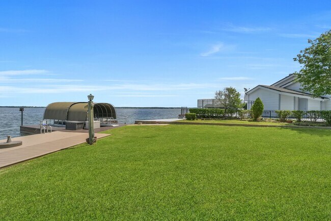Building Photo - Fully Furnished 2 bedroom Lakefront with 1...