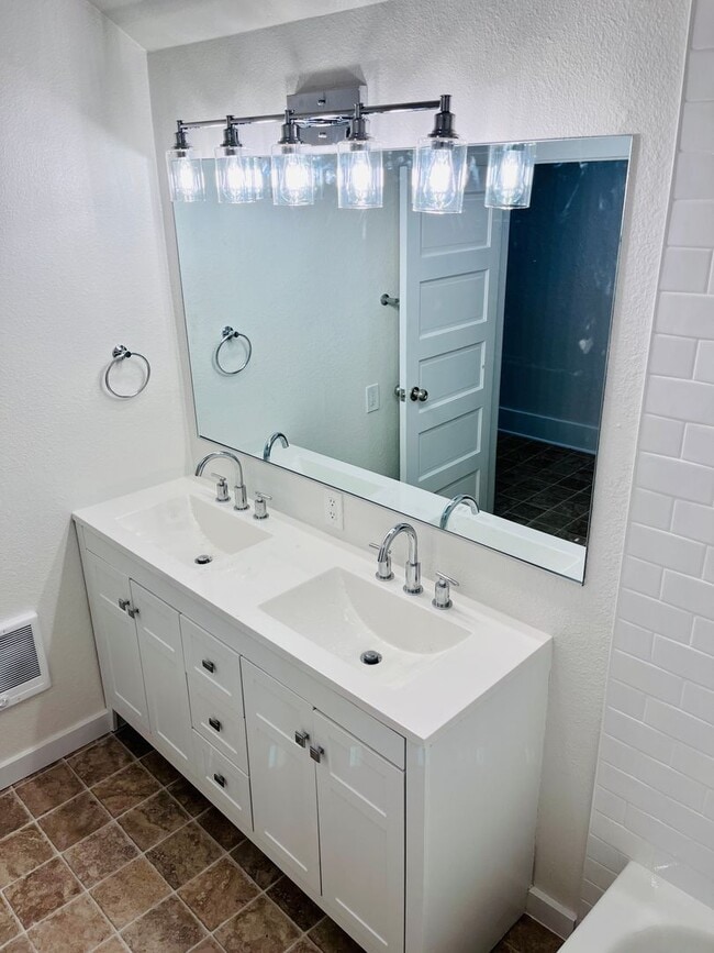 Building Photo - Large renovated 2 bedroom apartment in the heart of Stayton.  Don't miss this opportunity!