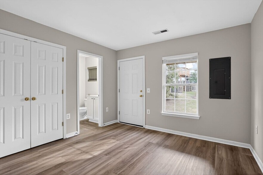 Building Photo - 23185 Blackthorn Square