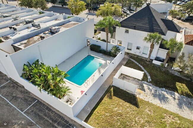 Building Photo - DOWNTOWN ~ Luxury Gene Leedy Townhouse ~ with Community Pool