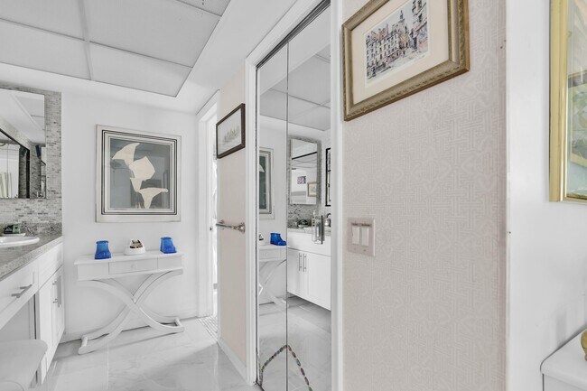 Building Photo - 450 French Royale Cir