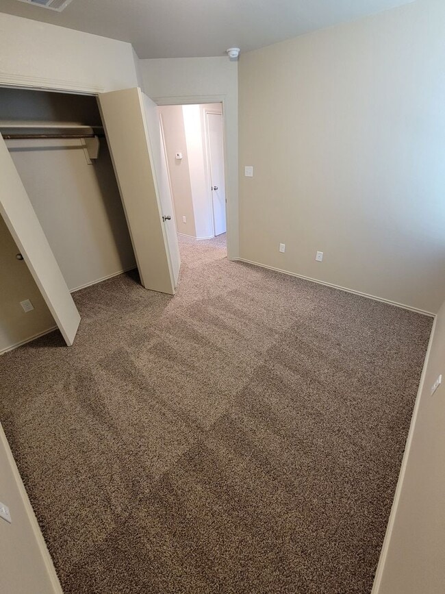 Building Photo - Bryan -3 bedroom / 2 bath / 2 car garage / Large fenced in back yard.