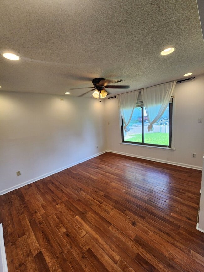 Building Photo - 4 Bedroom Home in Sought Out Neighborhood ...