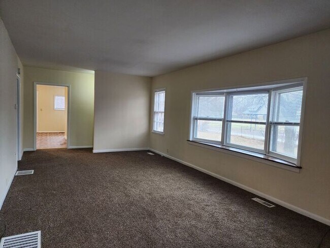 Building Photo - 2 Bedroom Home with Large Kitchen. Pet Friendly!!!