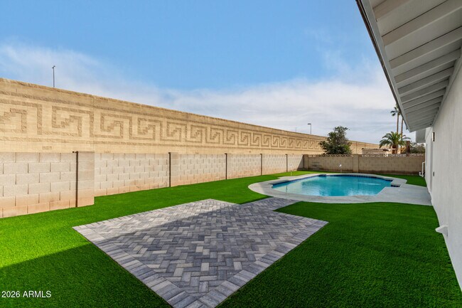 Building Photo - 516 E Greenway Dr