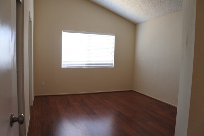 Building Photo - New Listing!