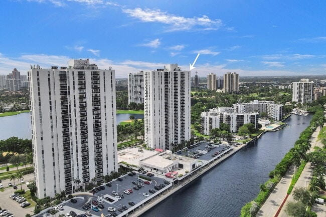 Building Photo - 3625 N Country Club Dr