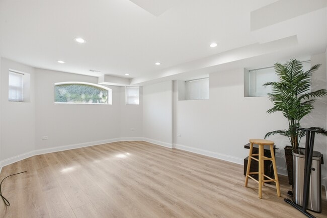 Building Photo - 5851 N Virginia Ave
