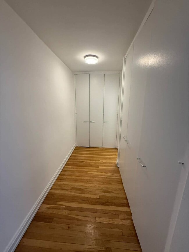 Building Photo - 305 W 13th St