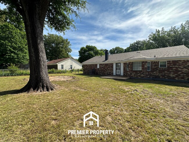 Building Photo - Quiet 3BR/2BA Cove in 38141 | Vaulted Ceilings, Fireplace & 2-Car Garage