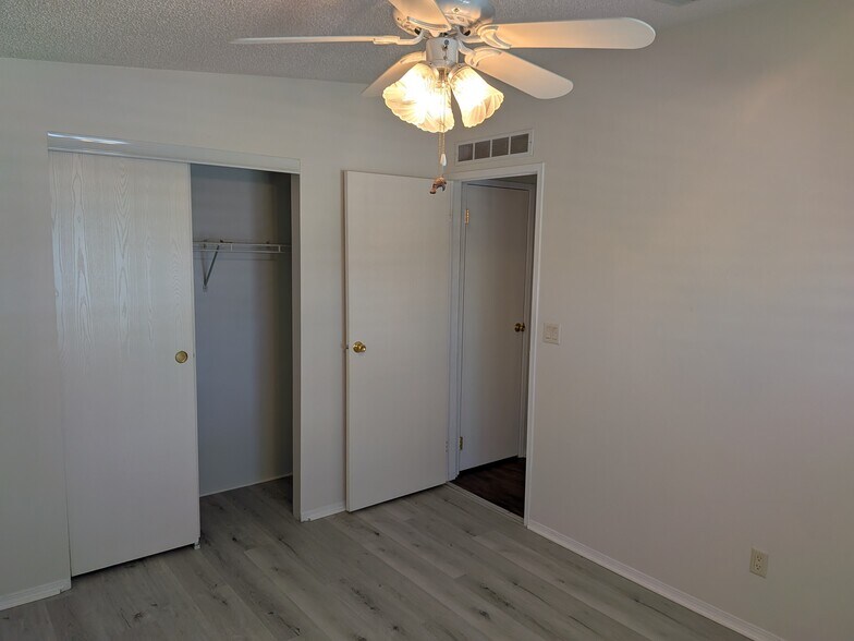 Building Photo - 215 Tiger Lilly Dr