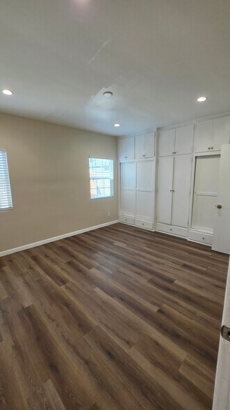 Building Photo - 1262 W 88th St