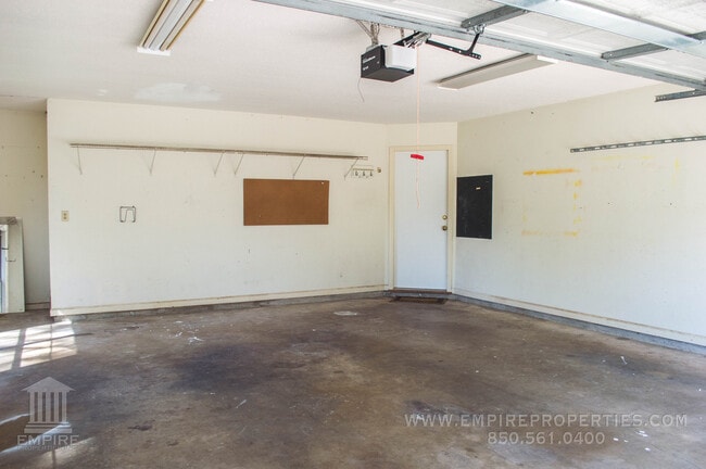 Building Photo - Beautiful Large home off of Mahan