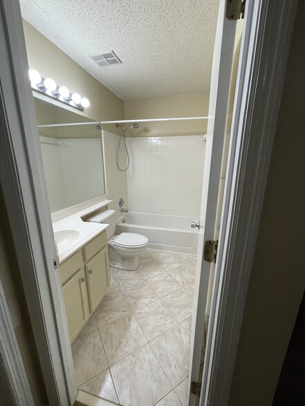 Common Bath - 7011 Somerset Cir