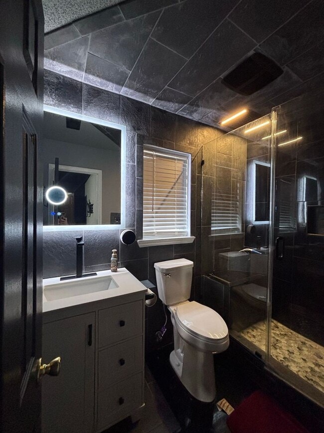 Building Photo - This is a must see!