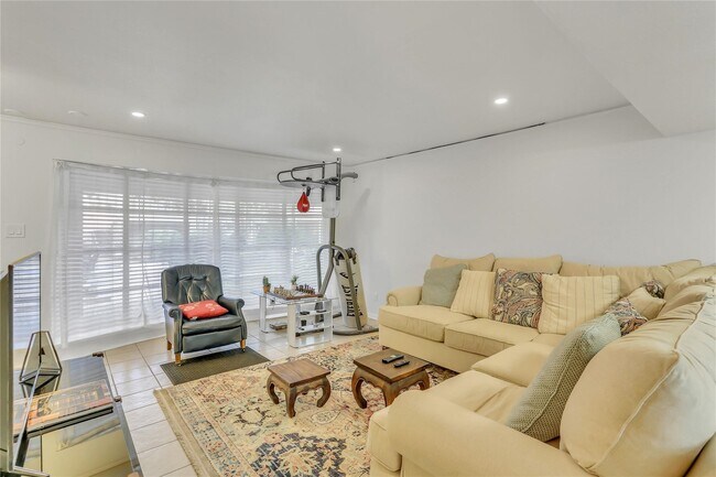 Building Photo - 2727 Briarhurst Dr