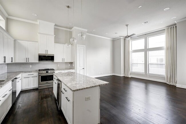Building Photo - 930 W 22nd St