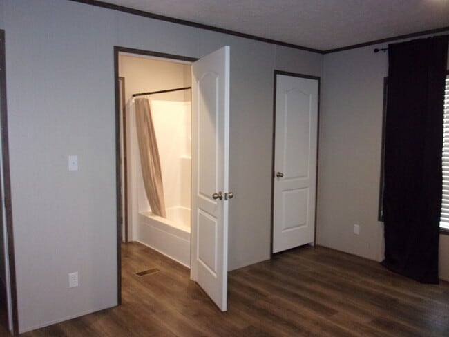 Building Photo - 811 Sitton Rd