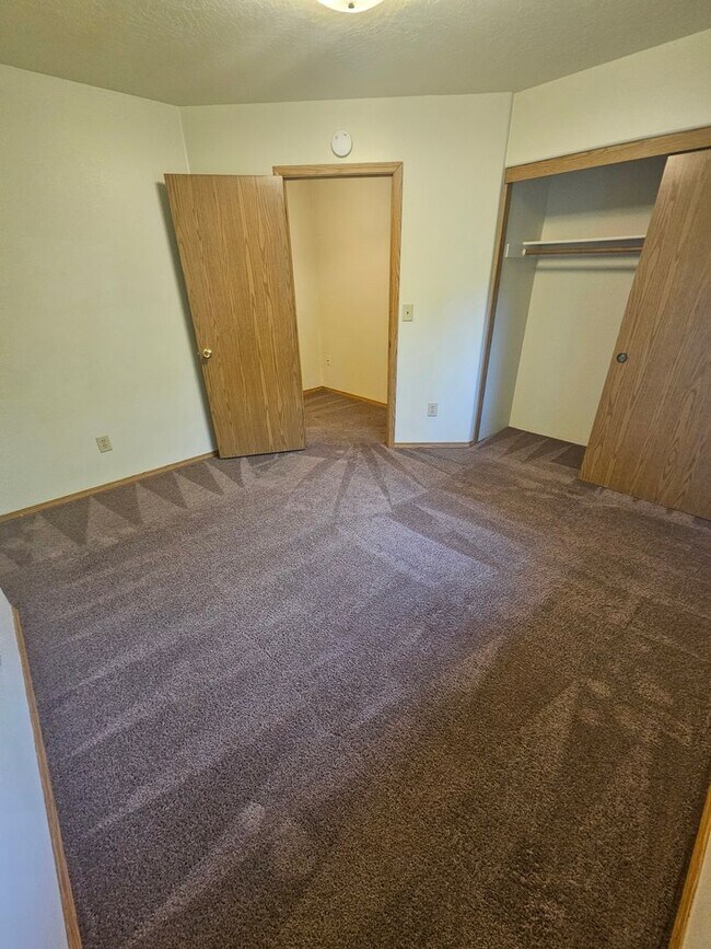 Building Photo - 3 Bedroom Home Near Schools!