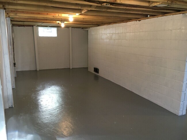 Building Photo - **2-BEDROOM HOME IN NORTH COLUMBUS!!**