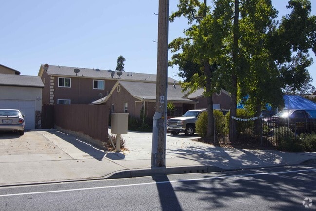 Primary Photo - 957 E Washington Ave