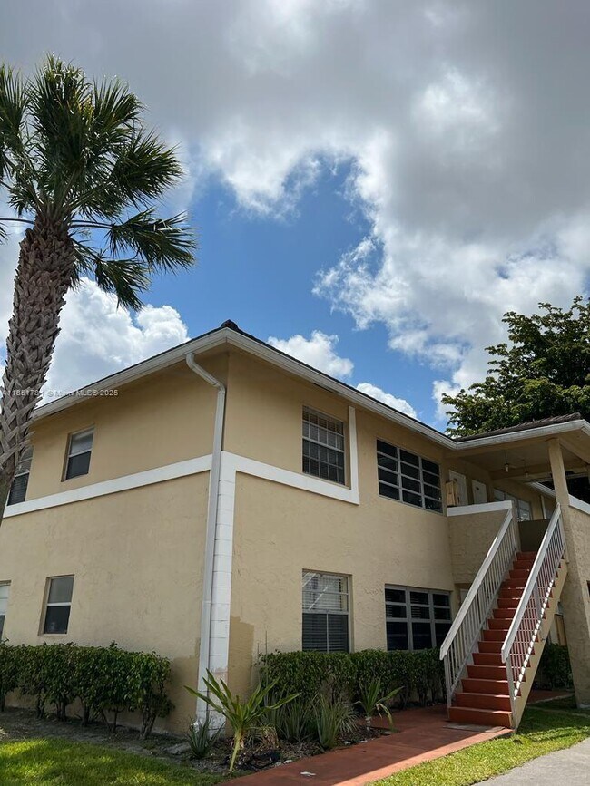 Building Photo - 9992 Twin Lakes Dr