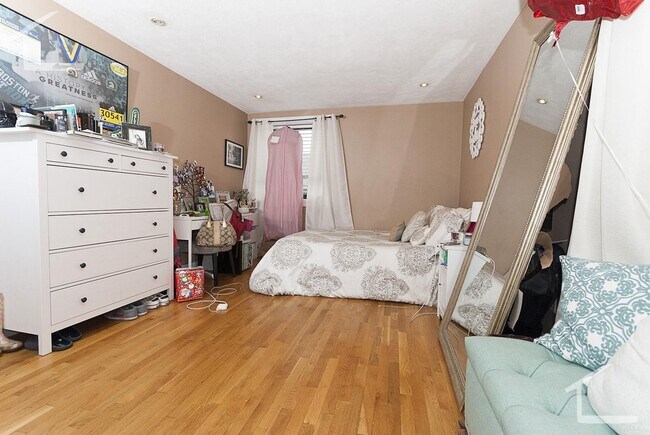 Building Photo - Charming 1 Bedroom-