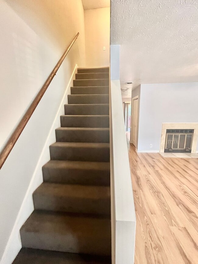 Building Photo - Spacious 2 bedroom/1.5 bathroom Donelson t...